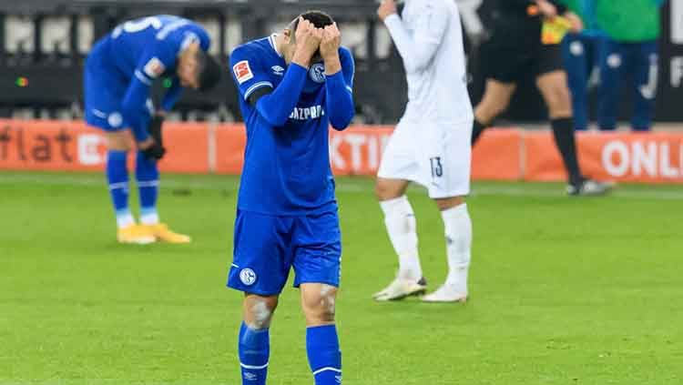 Liverpool selangkah lagi akan mendatangkan bek Schalke 04, Ozan Kabak pada bursa transfer musim dingin 2021. Copyright: © Mario Hommes/DeFodi Images via Getty Images.