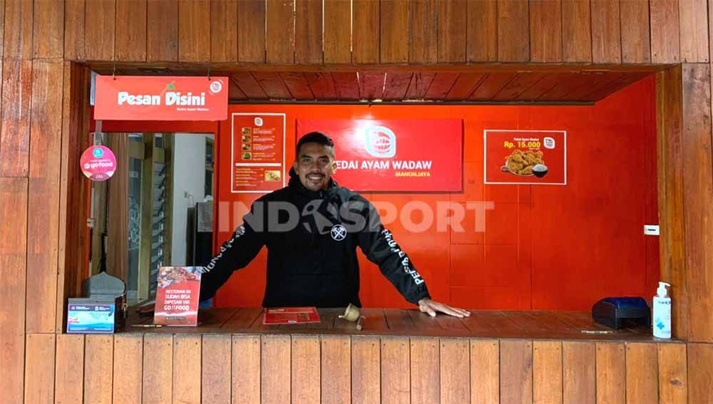 Mantan penjaga gawang Persib, Imam Arief Fadillah kembali membuka usaha kulinernya Ayam Geprek di kawasan Manonjaya, Kabupaten Tasikmalaya, Senin (01/02/2021). Copyright: © Arif Rahman/Indosport