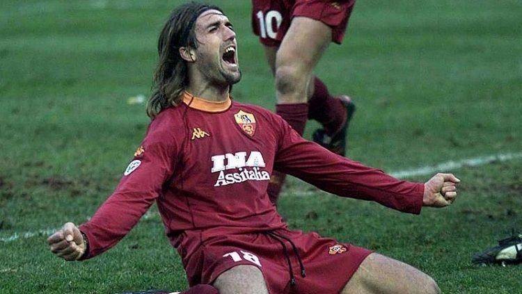 Selebrasi Gabriel Batistuta usai mencetak gol kemenangan AS Roma dalam pertandingan Serie A Italia kontra Parma, 3 Februari 2001. Copyright: © Forza Roma