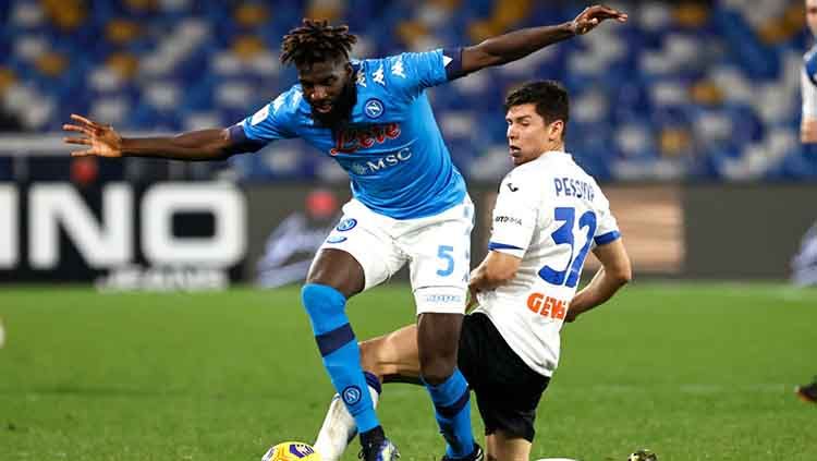 Tiemoue Bakayoko berduel dengan Matteo Pessina di laga Napoli vs Atalanta. Copyright: © Ciro de Luca/Soccrates/Getty Images