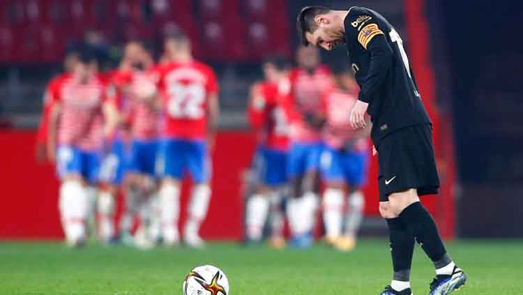 Ekspresi kekecewaan Lionel Messi di laga Granada vs Barcelona. Copyright: © Fran Santiago/Getty Images
