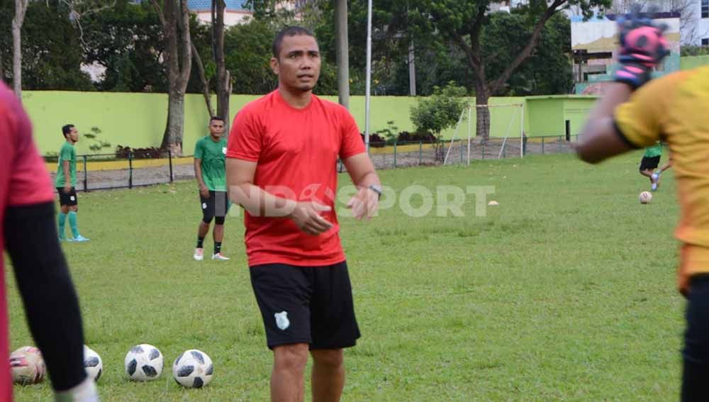 Sahari Gultom saat masih menjadi pelatih kiper PSMS Medan. Copyright: © Aldi Aulia Anwar/INDOSPORT