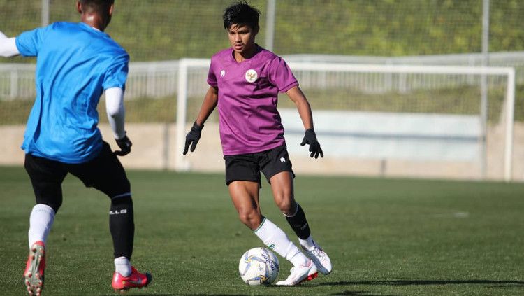 Klub Liga 2 2021, Semen Padang merelakan gelandang mudanya, Genta Alparedo ke Timnas Indonesia U-23 untuk Kualifikasi Piala Asia U-23 di Tajikistan. Copyright: © PSSI