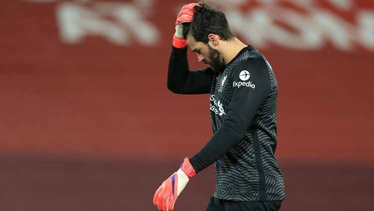 Alisson Becker tampil buruk saat Liverpool dibantai Manchester City dengan skor 1-4 di Anfield, Senin (08/02/21) dini hari WIB. Copyright: © Simon Stacpoole/Offside/Offside via Getty Images