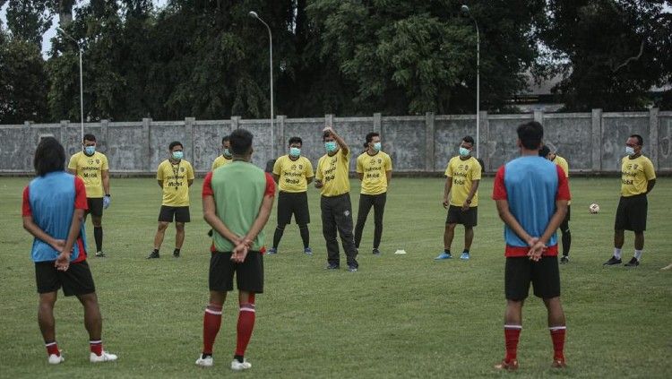 Latihan Bali United dipimpin oleh pelatih Stefano Cugurra Teco. Copyright: © Bali United
