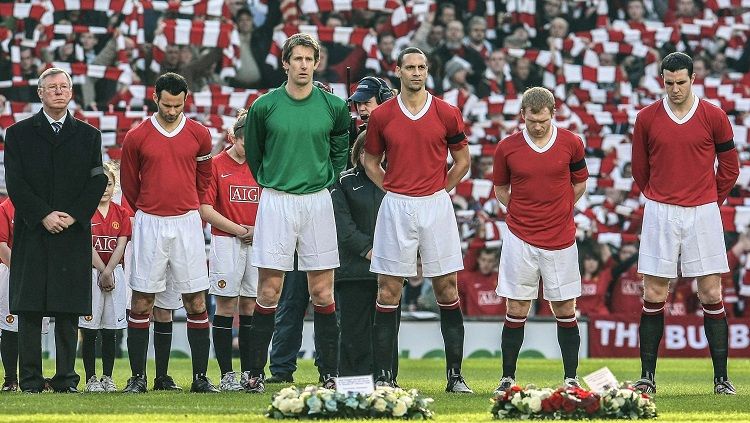 Prosesi mengheningkan cipta Manchester United memperingati 50 Tahun Tragedi Munich di Old Trafford, 10 Februari 2008. Copyright: © Manchester United