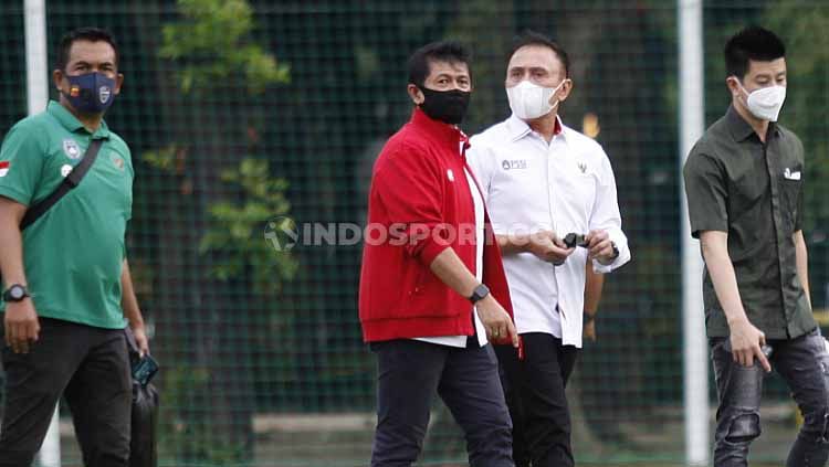 Direktur teknik PSSI Indra Sjafri (kedua kiri) saat mendampingi Ketum Mochamad Iriawan mengunjungi TC Timnas U-23 di Lapangan G Senayan, Jakarta, Rabu (10/02/21) sore. Copyright: © Herry/Indosport