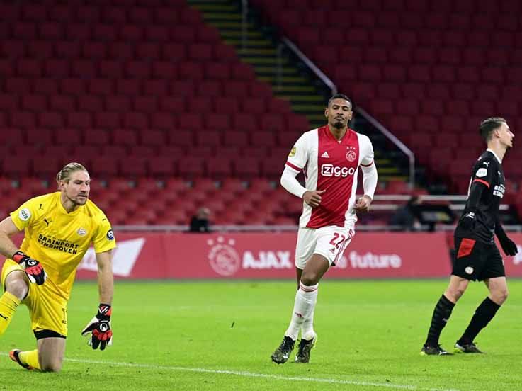 Selebrasi gol Sebastian Haller di laga Ajax Amsterdam vs PSV Eindhoven.. Copyright: © ANP Sport via Getty Images
