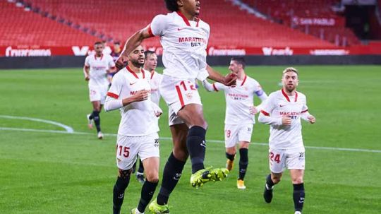 Selebrasi gol Jules Kounde di laga Sevilla vs Barcelona. Copyright: © Fran Santiago/Getty Images