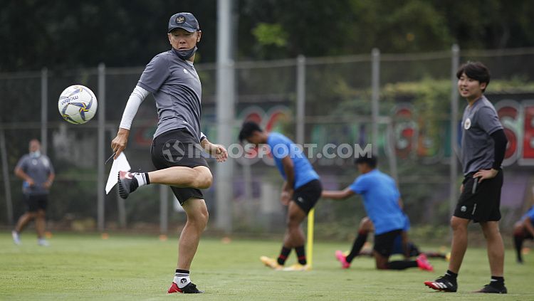 Kedatangan Pelatih Timnas Indonesia, Shin Tae-yong kembali harus tertunda. Copyright: © Herry Ibrahim/INDOSPORT