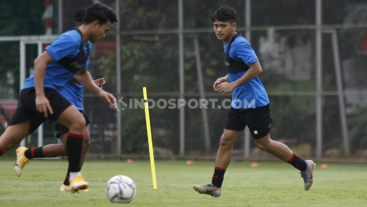 Natanael Siringoringo (kanan) saat mengikuti TC Timnas SEA Games 2021 di Lapangan D Senayan, Jakarta. Copyright: © Herry Ibrahim/INDOSPORT