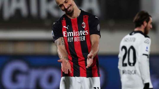 Ekspresi kekecewaan Zlatan Ibrahimovic di laga Spezia vs AC Milan. Copyright: © Gabriele Maltinti/Getty Images