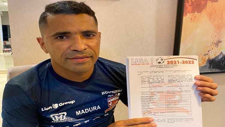 Beto Goncalves mengawali proses peresmian skuat Madura United dengan perpanjangan kontrak untuk musim 2021. Copyright: © Media Officer Madura United.