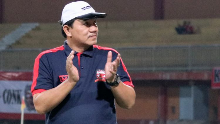 Bos Madura United, Achsanul Qosasih, ikut menanggapi keputusan kontroversial PSSI yang tidak melanjutkan roda kompetisi strata kedua di Indonesia atau Liga 2. Copyright: © MO Madura United