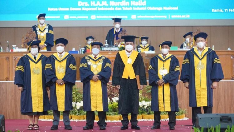Nurdin Halid (berdiri, tiga dari kanan) saat menerima gelar doktor honoris causa dari Unnes. Copyright: © Humas Unnes