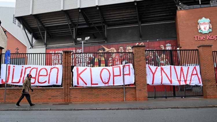 Dukungan fans Liverpool kepada Jurgen Klopp. Copyright: © Getty Images