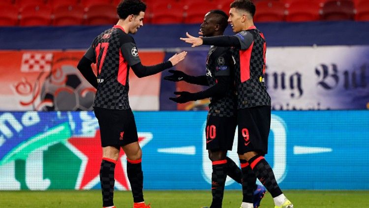 Selebrasi Sadio Mane, Curtis Jones, dan Firmino saat gol kedua Liverpool ke gawanng Leipzig di leg pertama Liga Champions. Copyright: © (Photo by Laszlo Szirtesi/Getty Images)