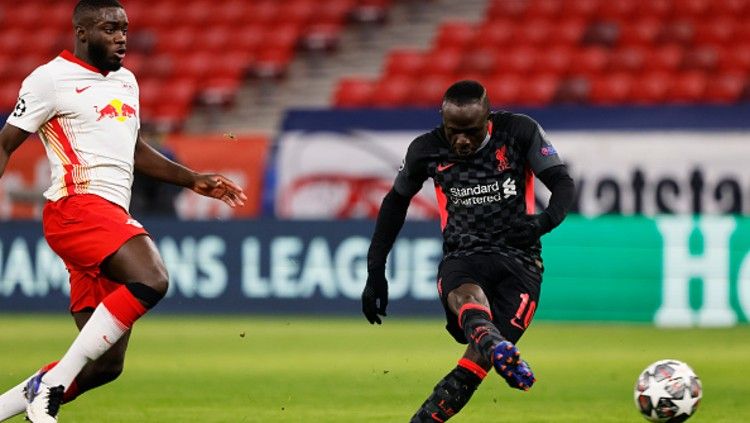 Sadio Mane saat berhadapan dengan pemain Leipzig di leg pertama 16 besar Liga Champions. Copyright: © (Photo by Laszlo Szirtesi/Getty Images)