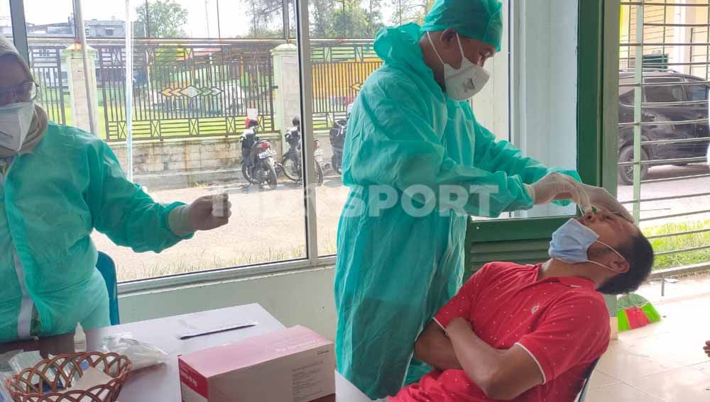 Salah satu calon pemain PSMS Medan menjalani rapid test antigen di komplek Stadion Mini Kebun Bunga, Medan, Rabu (17/2/21). Copyright: © Aldi Aulia Anwar/INDOSPORT