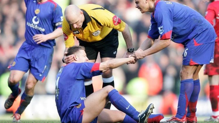 Gelandang Manchester United, Alan Smith, mengalami patah kaki dalam pertandingan Piala FA kontra Liverpool, 18 Februari 2006. Copyright: © Pinterest