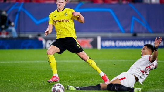 Aksi striker Borussia Dortmund, Erling Haaland, dalam pertandingan Liga Champions kontra Sevilla, Rabu (17/2/21). Copyright: © UEFA Champions League