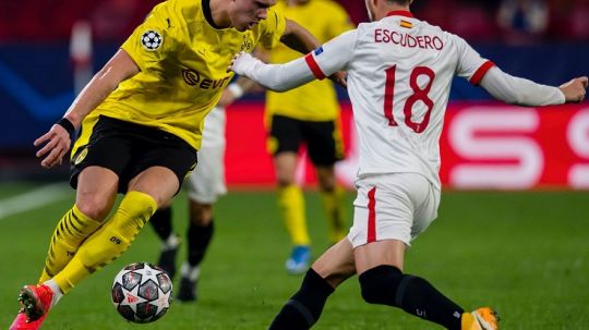 Aksi striker Borussia Dortmund, Erling Haaland, dalam pertandingan Liga Champions kontra Sevilla, Rabu (17/2/21). Copyright: © Borussia Dortmund