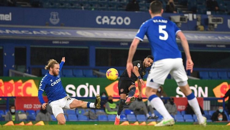 Pemain Manchester City, Riyad Mahrez, melepaskan tembakan dalam pertandingan Liga Inggris kontra Everton, Rabu (17/2/21). Copyright: © Premier League