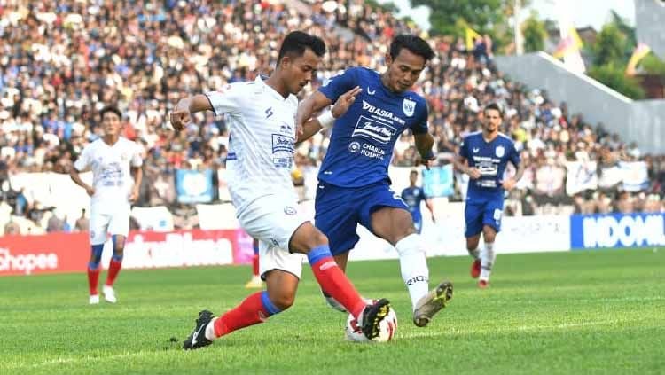 Taufik Hidayat (putih) saat duel dengan pemain PSIS Hari Nur Yulianto di pekan ketiga Liga 1 2020 Copyright: © Media PSIS
