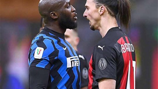 Romelu Lukaku dari FC Internazionale bentrok dengan Zlatan Ibrahimovic dari AC Milan di Coppa Italia. Copyright: © Claudio Villa - Inter/Inter via Getty Images