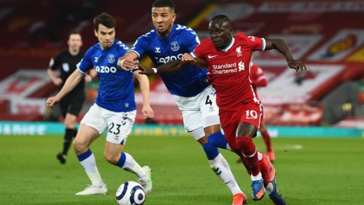 Bintang Liverpool, Sadio Mane ketika berusaha melewati hadangan para pemain Everton Copyright: © Twitter @LFC