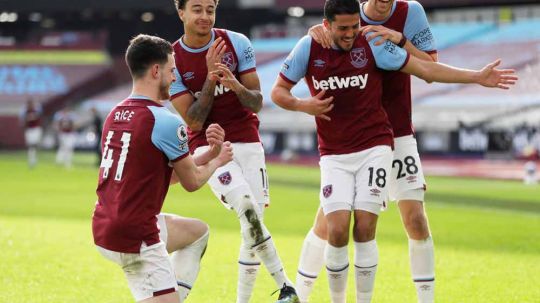 Pemain West Ham United, Jesse Lingard merayakan dengan rekan setimnya Declan Rice, Pablo Fornals dan Tomas Soucek usai mencetak gol kedua pada pertandingan Liga Premier antara West Ham United vs Tottenham Hotspur di London, Inggris, Senin (21/02/2021). Copyright: © Kirsty Wigglesworth - Pool/Getty Images
