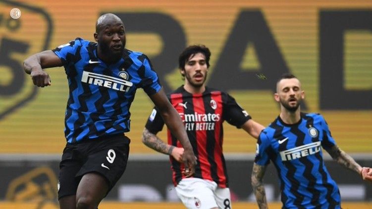 Aksi Romelu Lukaku di laga AC Milan vs Inter Milan Copyright: © Twitter @Inter