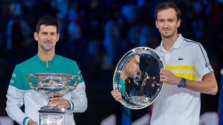 Turnamen tenis Paris Masters edisi kali ini mempertemukan Novak Djokovic dan Daniil Medvedev di final tunggal putra, Minggu (07/11/21) malam. Copyright: © Andy Cheung/Getty Images