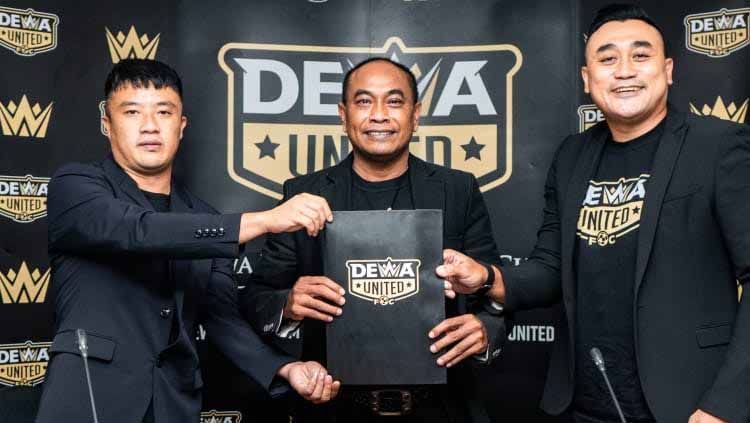 Pelatih Dewa United, Kas Hartadi (tengah). Copyright: © Dewa United