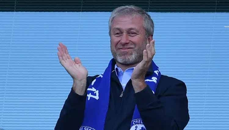 Pemilik Chelsea, Roman Abramovich siap beri kejutan untuk The Blues dalam waktu dekat, yakni akan kembali mengunjungi Inggris setelah tiga tahun lamanya. Copyright: © thesun/AFP