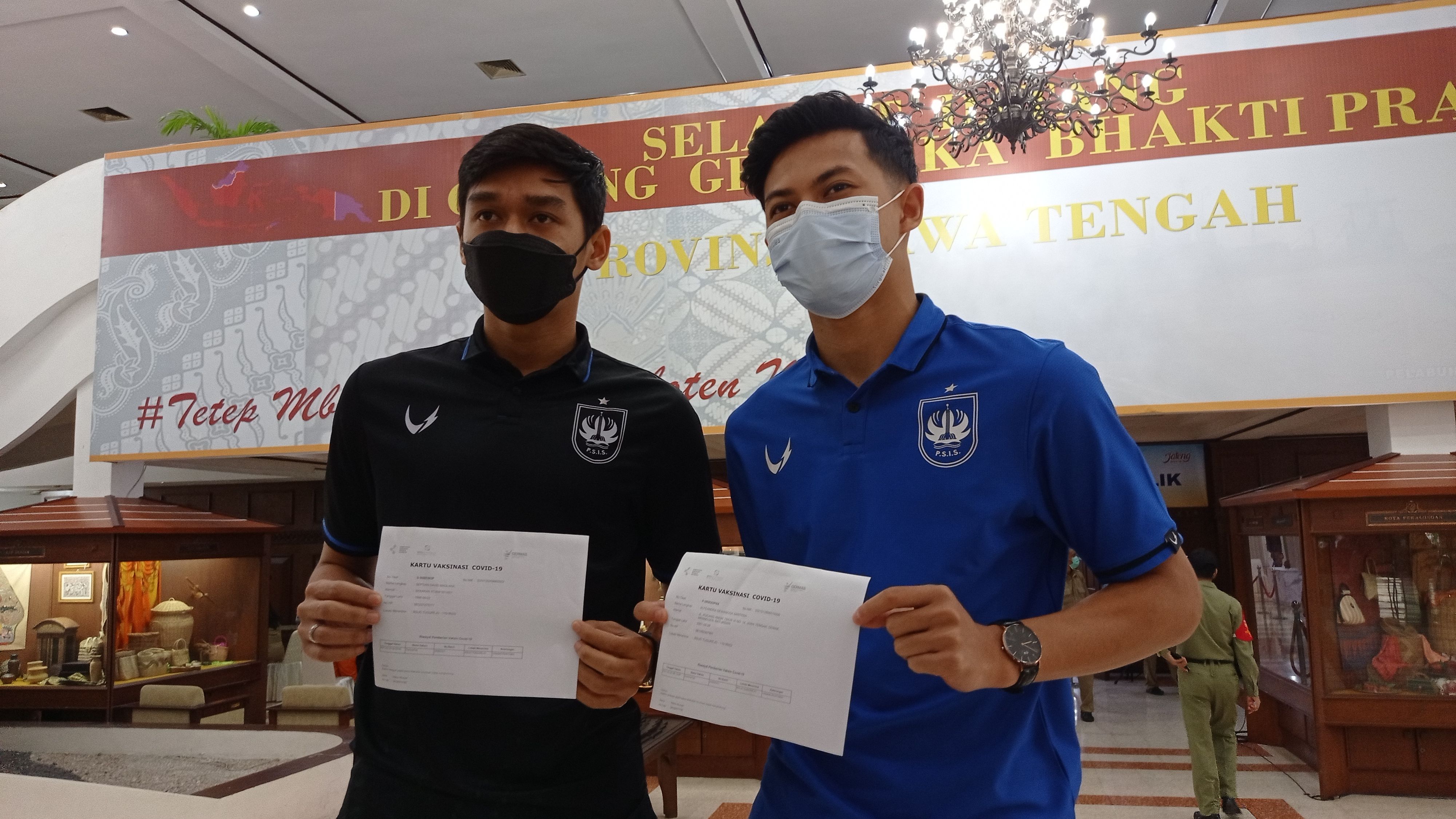 Dua pemain PSIS Semarang, Septian David dan Alfeandra Dewangga saat menunjukkan surat sudah divaksin tahap pertama. Copyright: © Alvin Syaptia Pratama/INDOSPORT