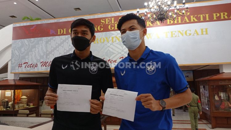 Dua pemain PSIS Semarang, Septian David dan Alfeandra Dewangga, saat menunjukkan surat sudah divaksin tahap pertama. Copyright: © Alvin Syaptia/INDOSPORT