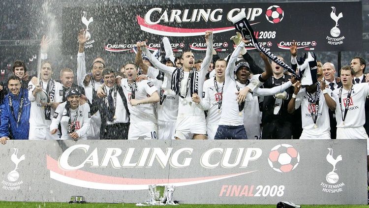 Pemain Tottenham Hotspur merayakan keberhasilan merengkuh trofi Piala Liga Inggris usai mengalahkan Chelsea, 24 Februari 2008. Copyright: © Tottenham