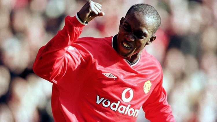 Striker legendaris Manchester United, Dwight Yorke, mencetak hattrick ke gawang Arsenal dalam pertandingan Liga Inggris, 25 Februari 2001. Copyright: © Manchester United