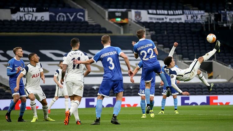 Bintang Tottenham Hotspur, Dele Alli, mencetak gol dalam pertandingan Liga Europa kontra Wolfsberger, Rabu (24/2/21). Copyright: © Europa League