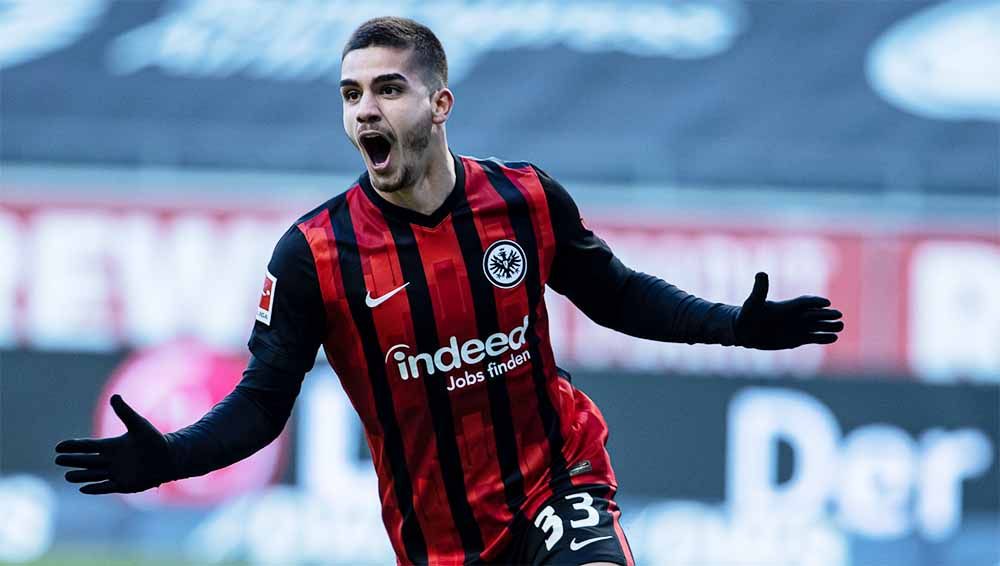 Tampil apik di Eintrach Frankfurt usai gagal di AC Milan, Andre Silva kebanjiran peminat. Usai dilirik Manchester United, ia kini masuk radar Barcelona. Copyright: © Simon Hofmann/Bundesliga Collection via Getty Images