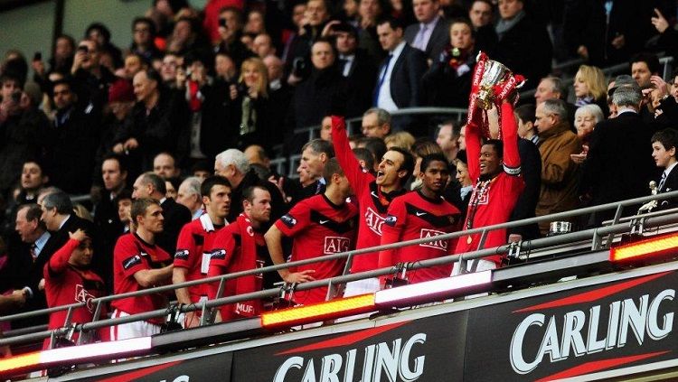 Pemain Manchester United merayakan keberhasilan menjuarai Piala Liga Inggris usai menekuk Aston Villa di final, 28 Februari 2010. Copyright: © Manchester United