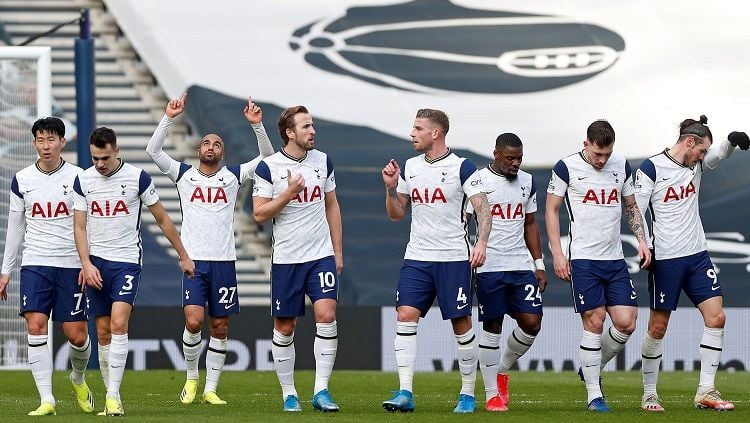 Pemain Tottenham Hotspur merayakan kemenangan atas Burnley dalam pertandingan Liga Inggris, Minggu (28/1/21). Copyright: © Tottenham
