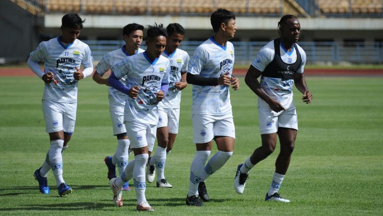 Latihan Perdana Persib di Stadion GBLA, Kota Bandung, Senin (01/03/21). Copyright: © Media Officer Persib