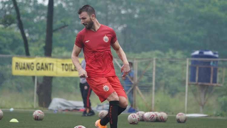 Persija Jakarta meminta kepada Marco Motta dan sejumlah pemain yang segera habis kontrak untuk membuktikan diri di seri 2 Liga 1 2021/2022. Copyright: © khairul imam/persija