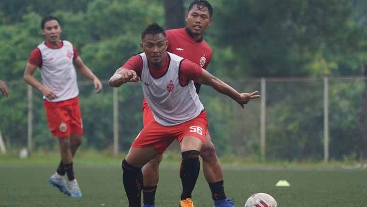 Latihan perdana Persija Jakarta di POR Ssawangan, senin (01/03/21). Copyright: © khairul imam/persija