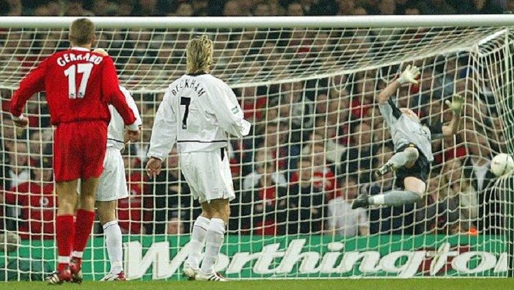Kiper Manchester United, Fabien Barthez, tak kuasa menghalau gol Liverpool dalam pertandingan final Piala Liga Inggris, 2 Maret 2003. Copyright: © Reuters