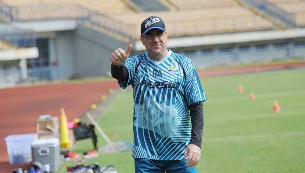 Pelatih Persib Bandung, Robert Rene Alberts, buka suara soal persiapan timnya jelang lawan Bali United di Piala Menpora. Copyright: © Media Officer Persib