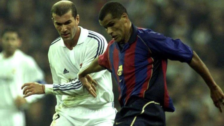 Aksi bintang Barcelona, Rivaldo, dalam pertandingan LaLiga Spanyol kontra Real Madrid, 3 Maret 2001. Copyright: © Twitter Kandanda