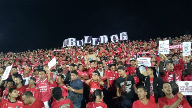 Semeton Dewata Bulldog saat memberikan dukungan pada Bali United di Stadion Kapten I Wayan Dipta, Gianyar. Copyright: © Dokumentasi Ketut Budi